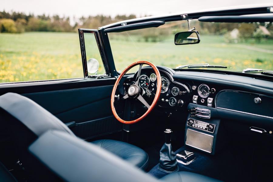 Интерьер Aston Martin Volante 1965 года  (фото 19 из 35)